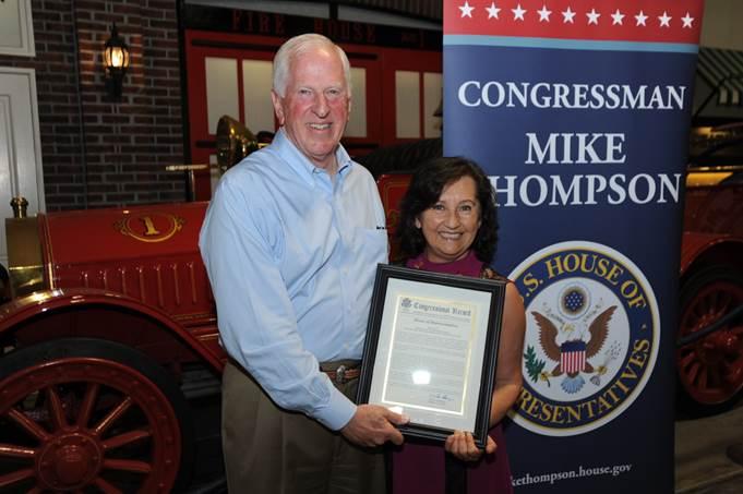 Rep. Thompson presents the award to Amelia Ceja.