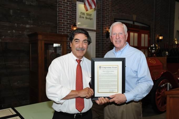 Thompson presents the award to Gustavo Brambila.