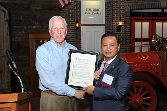 Thompson presents the award to William Kim.