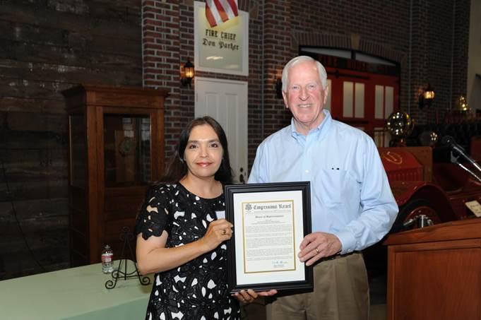 Thompson presents the award to Luisa Acosta.