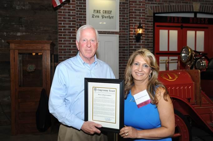 Thompson presents the award to Dr. Maryam Mohsenzadeh.