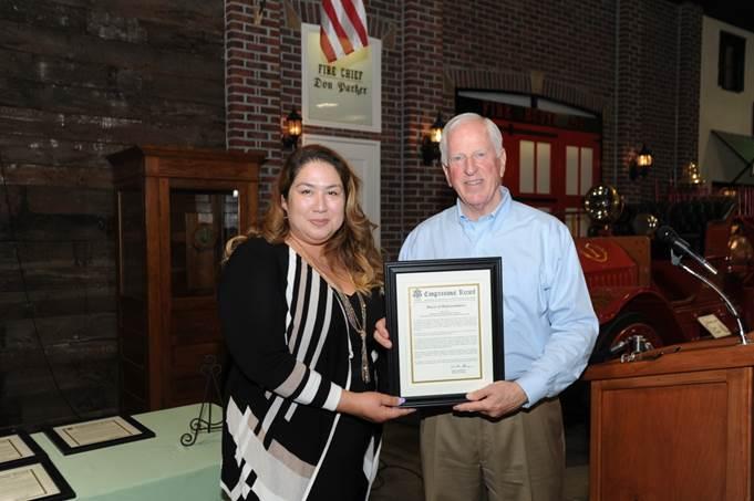 Thompson presents the award to Nataly Deherrera.